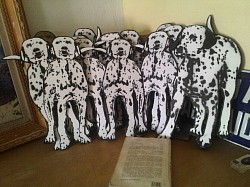 Recortes Dálmatas em madeiras recicladas e tratadas com Arte