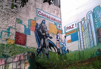detalhe: Mural em local público promovendo virtudes humanas