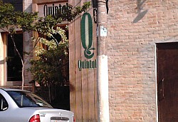 Logotipo em Madeira - Quintal do Bráz Pizzaria - Identidade Visual