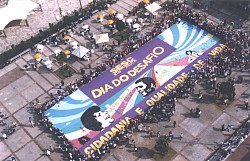 Vista aérea: Mural quebra-cabeças Gigante no SESC Itaquera - Dia do Desafio - montado por 2.000 pessoas
